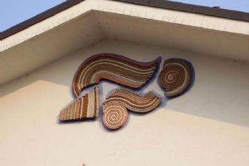 Rappresentazione di parte del museo a cielo aperto "PISCINA ARTE APERTA" - Opere di giovani artisti realizzate dal 1991.<br>Le circa 70 opere esposte lungo un itinerario cittadino disegnano un panorama delle tendenze artistiche piemontesi della fine del Novecento, affiancando artisti di diverse generazioni e scuole di pensiero.